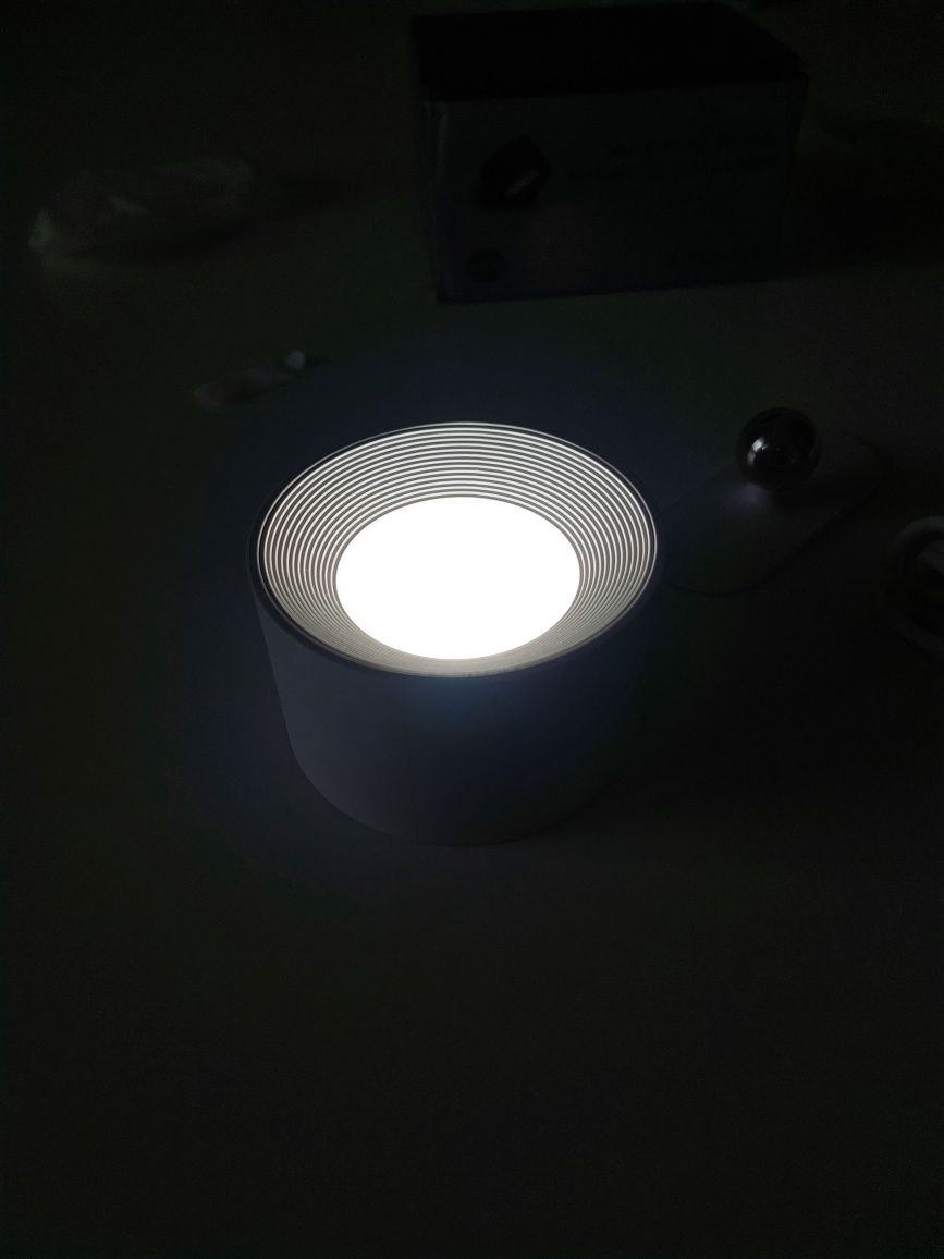 Светодиодная лампа с регулируемым на 360° освещением