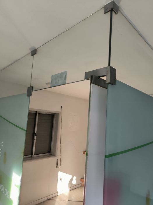 Divisão vidro mais 2 portas