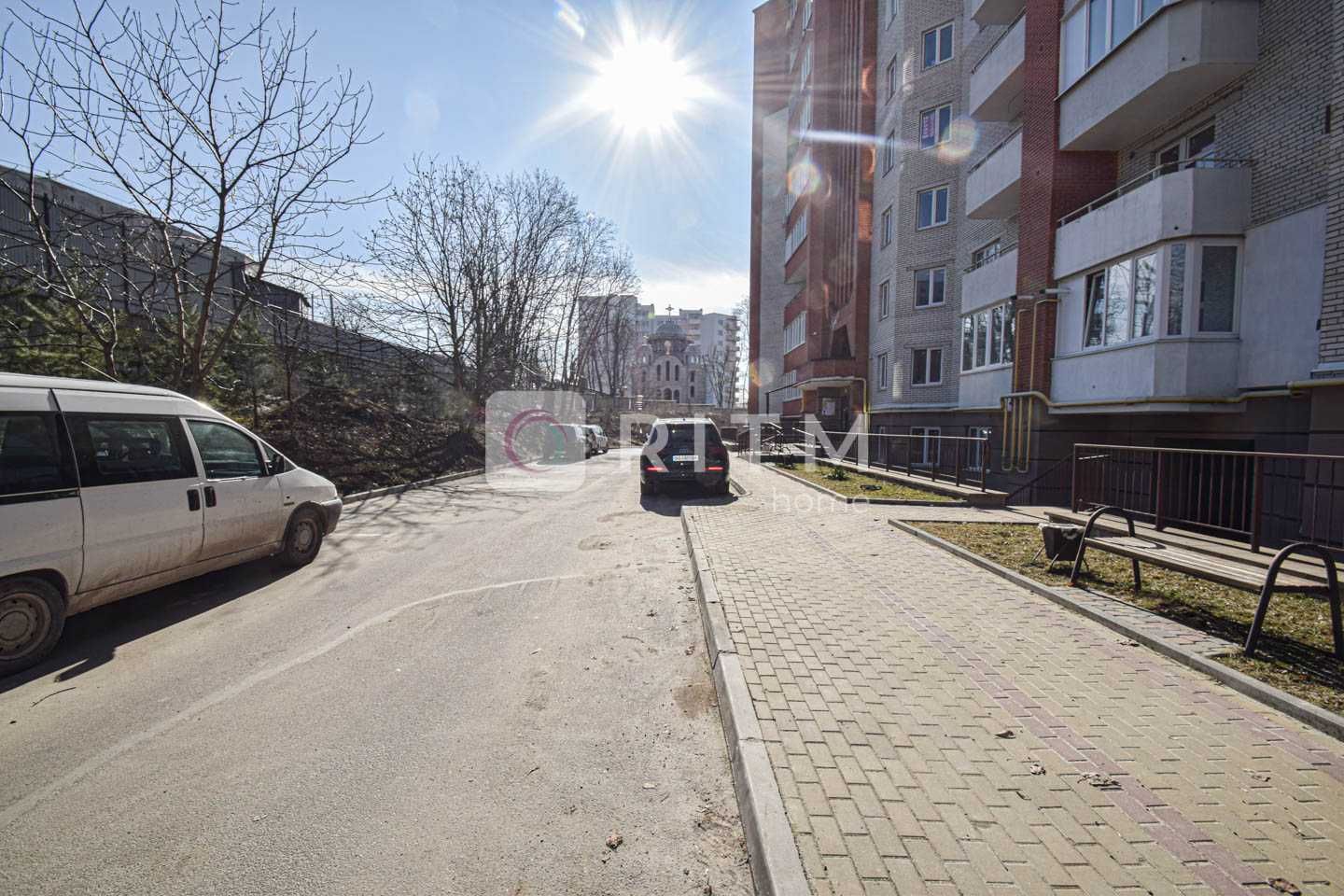 1-к. кв. з просторою кухнею, розташовану на першому поверсі будинку.