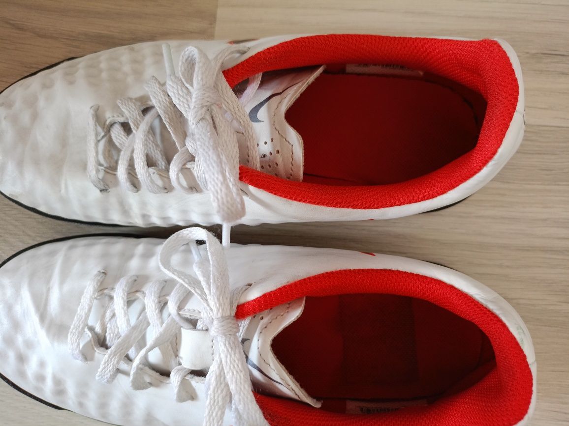 Halówki Nike r.38.5