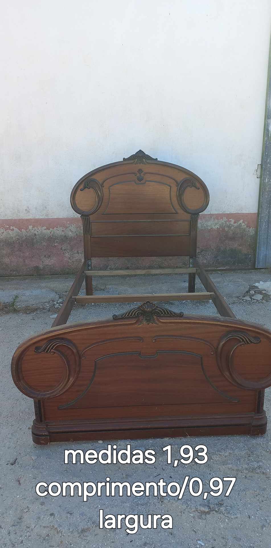 Cama de solteiro em mogno, impecável