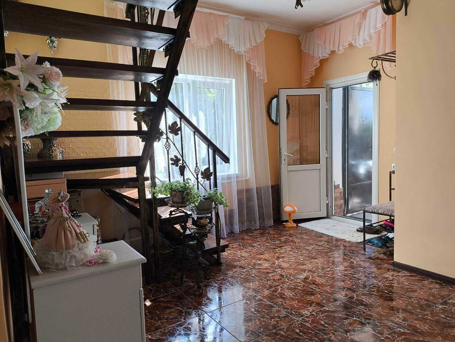 село Дачное, добротный дом 2 эт, 10 сот.  Рядом Нерубайское.