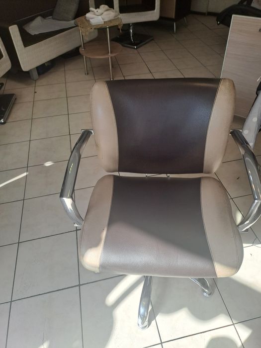 Sprzedam 2 stanowiska fryzjerskiej lustra plus 2 krzesla