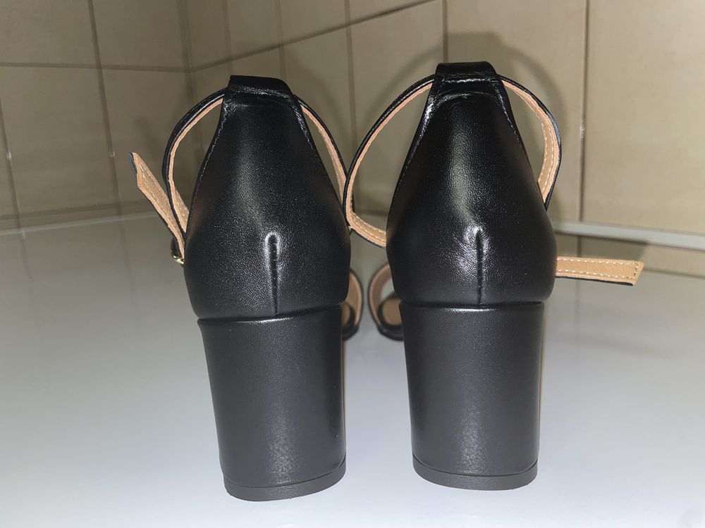 Botas NOVAS, em pele