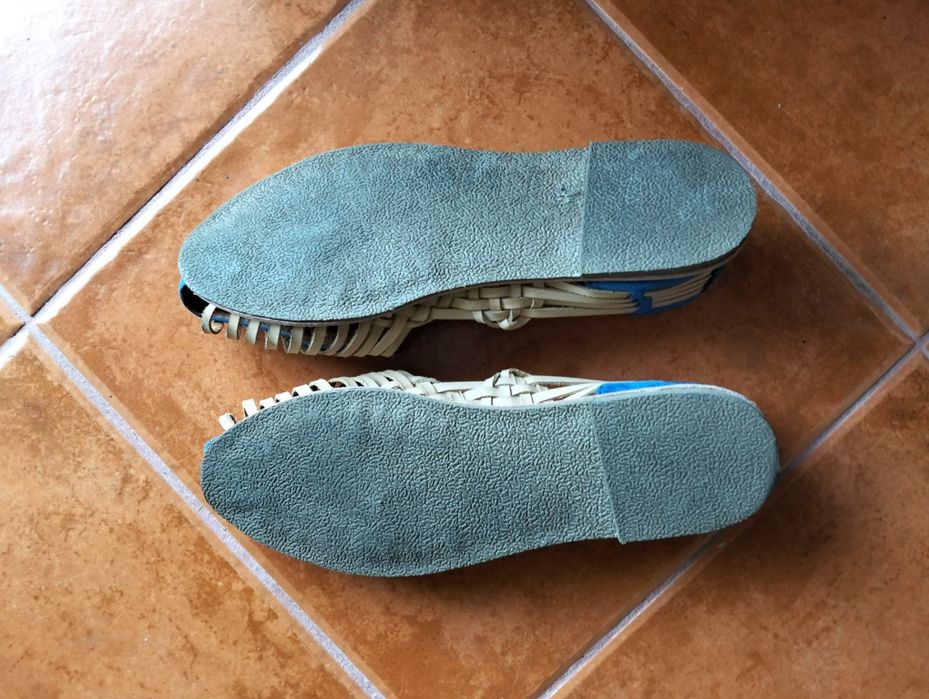 Sapatos de verão às tiras