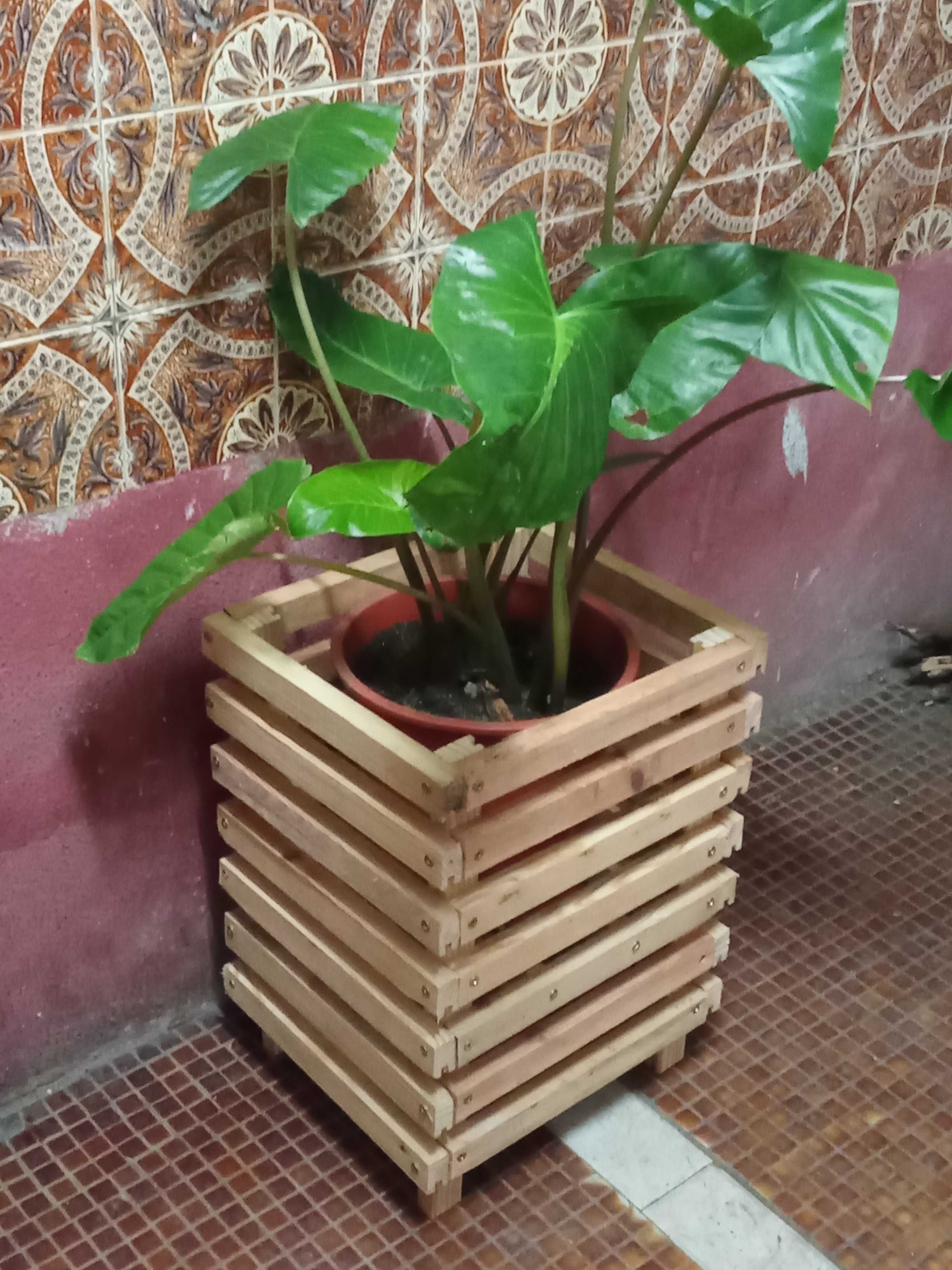 Faço Suportes de madeira para vasos