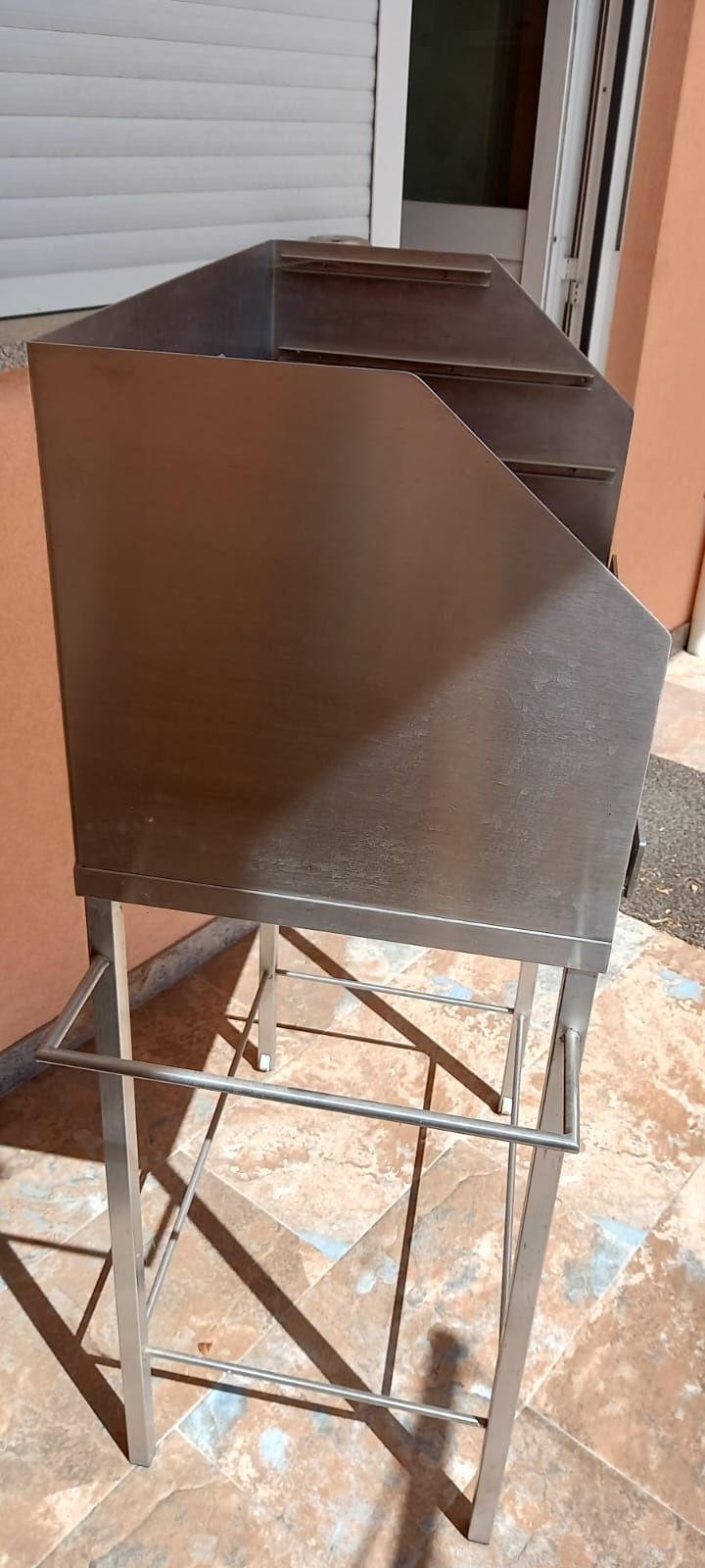 Churrasqueira  em aço  inox.