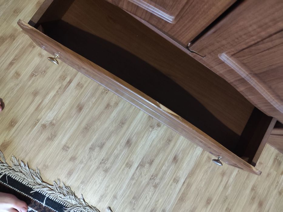 Меблі в спальню б/у шкаф, туалетний столик