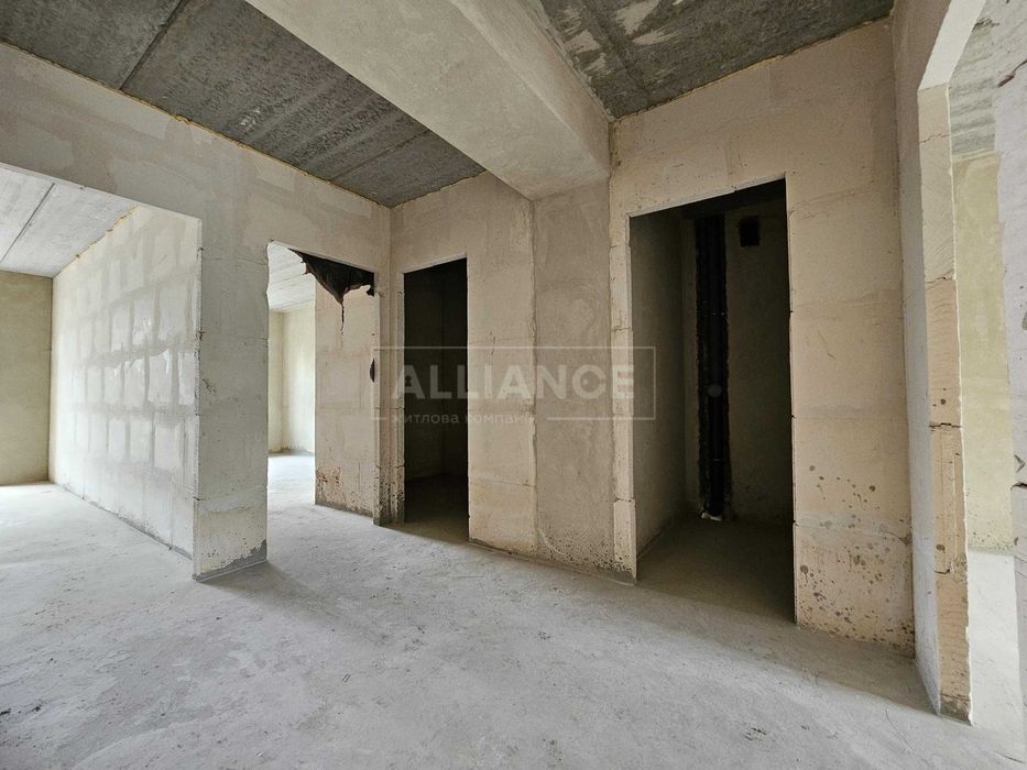 Двостороння 2 км квартира з балконом в центральній частині міста