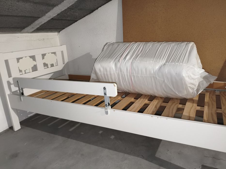 Cama de criança com proteção lateral