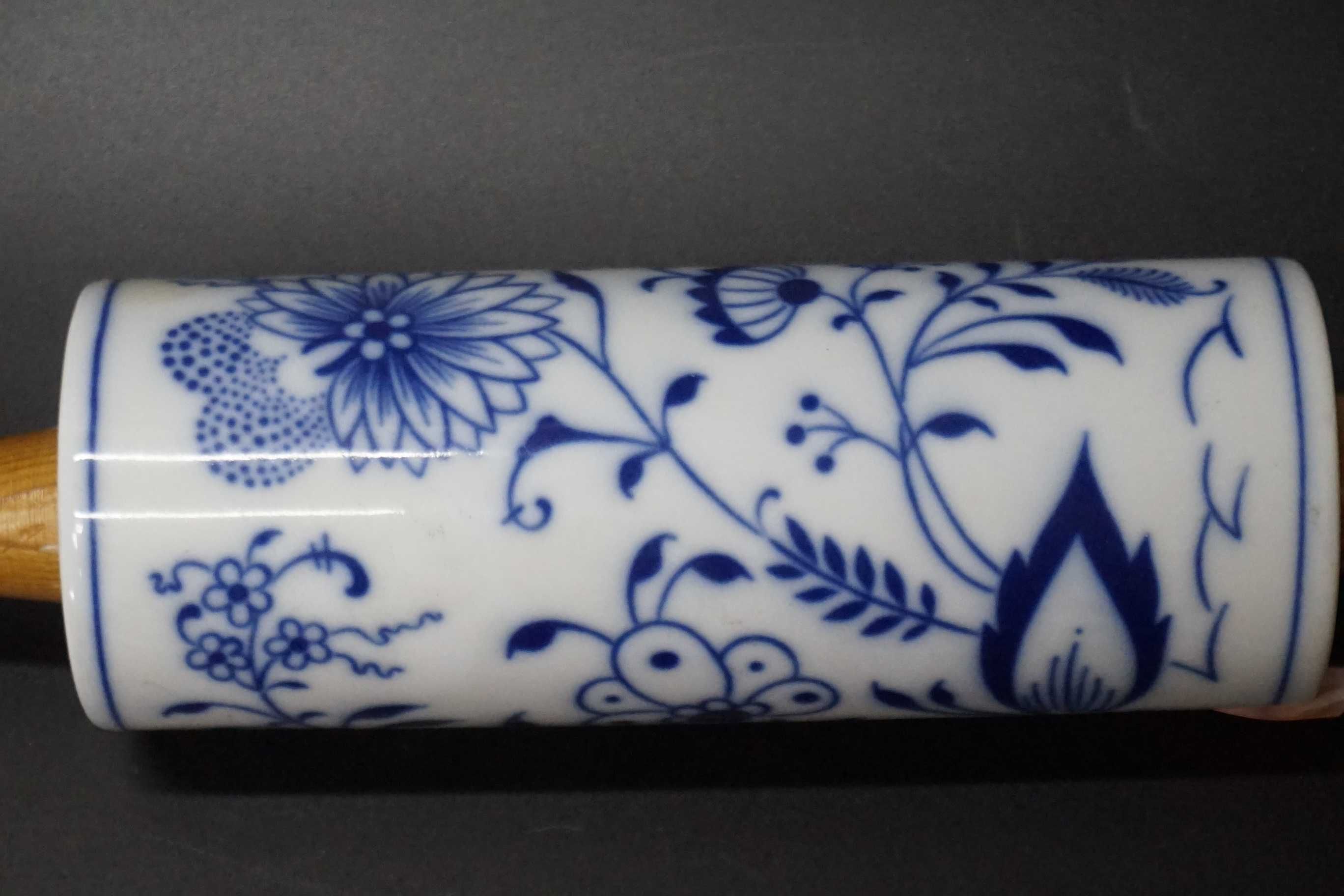 Porcelanowy wałek z wzorem miśnieńskim (Blue Onion)