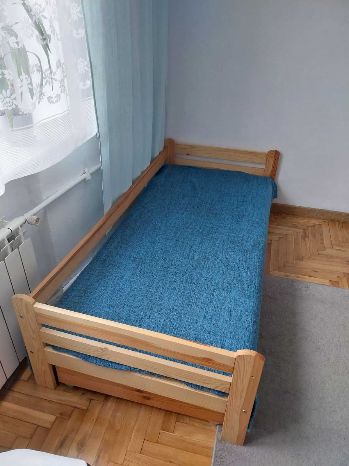 Drewniane łóżko dziecięce