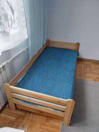 Drewniane łóżko dziecięce