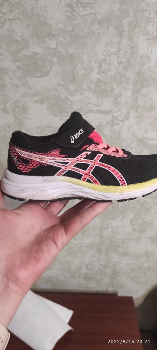 Кроссовки ASICS,по стельке 20 см,в идеальном состоянии