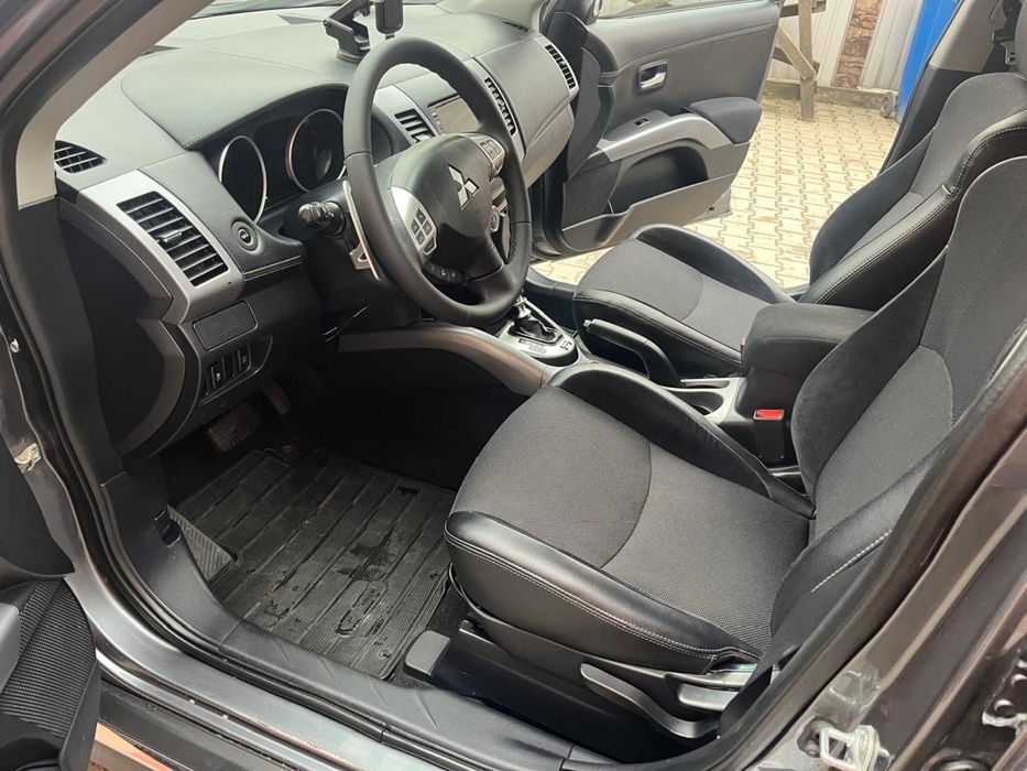 Мітсубісі аутлендер  2.2  2011 автомат