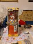 M&m's dispenser stylizowany na automat ze słodyczami