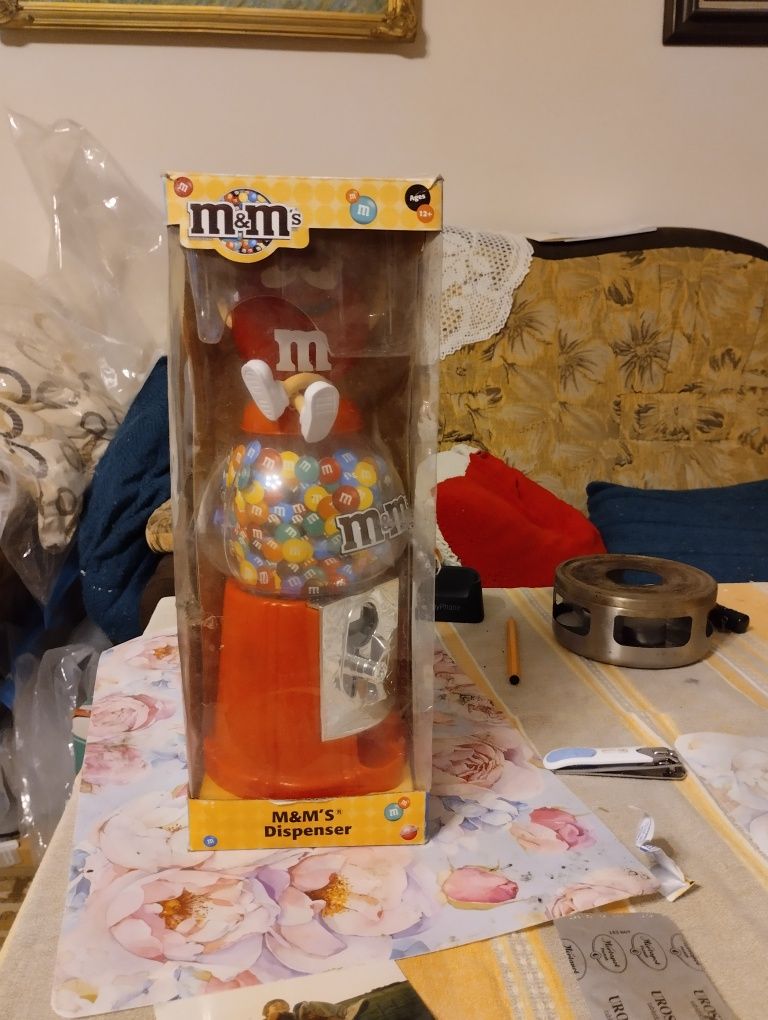 M&m's dispenser stylizowany na automat ze słodyczami