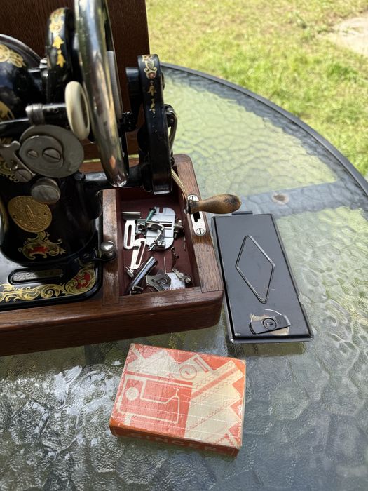 Maszyna do szycia Singer 128K z 1933 r. z oryginalną pokrywą