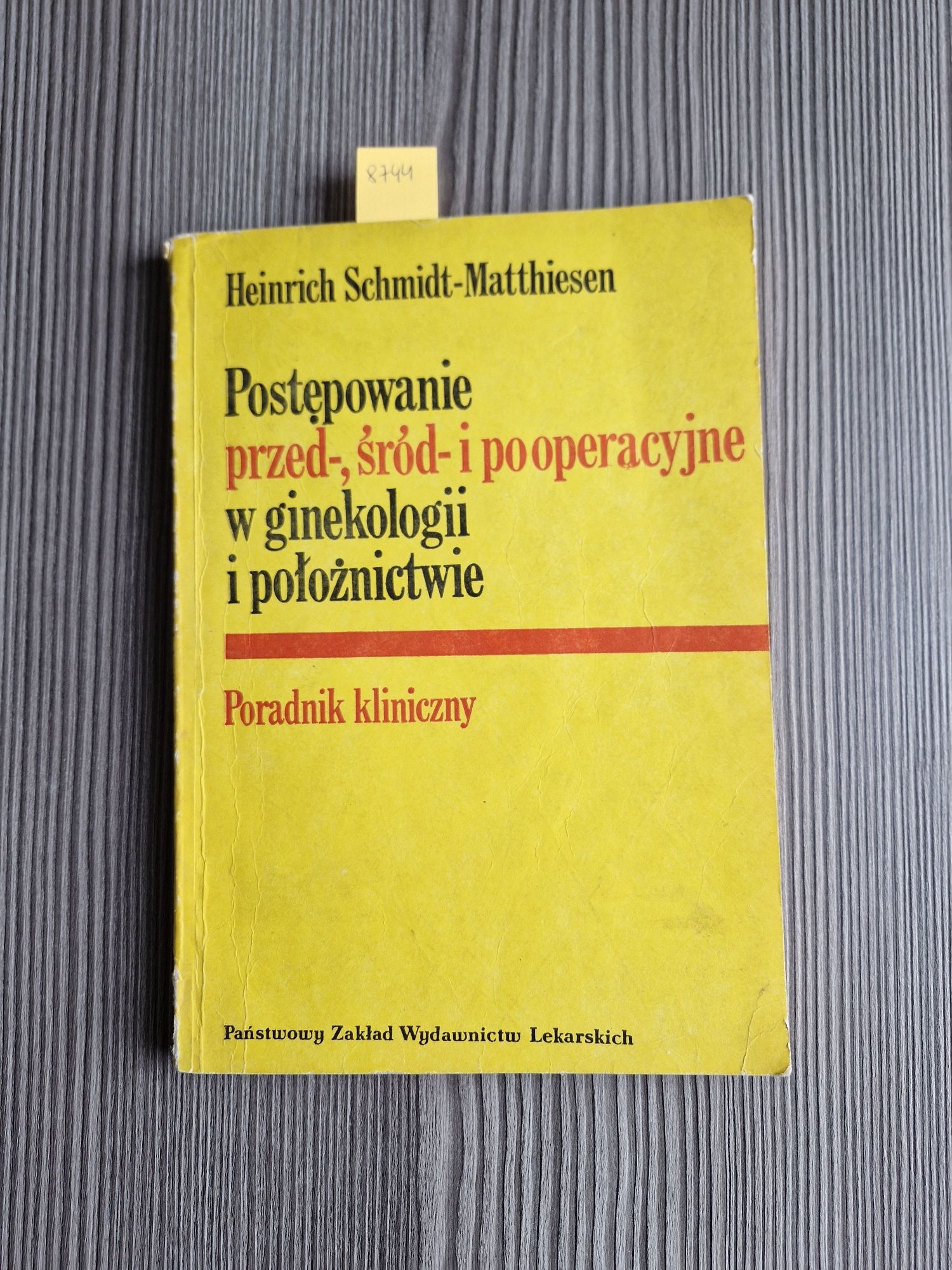 8744. "Postępowanie przed śród  i po operacyjnej w ginekologii i położ