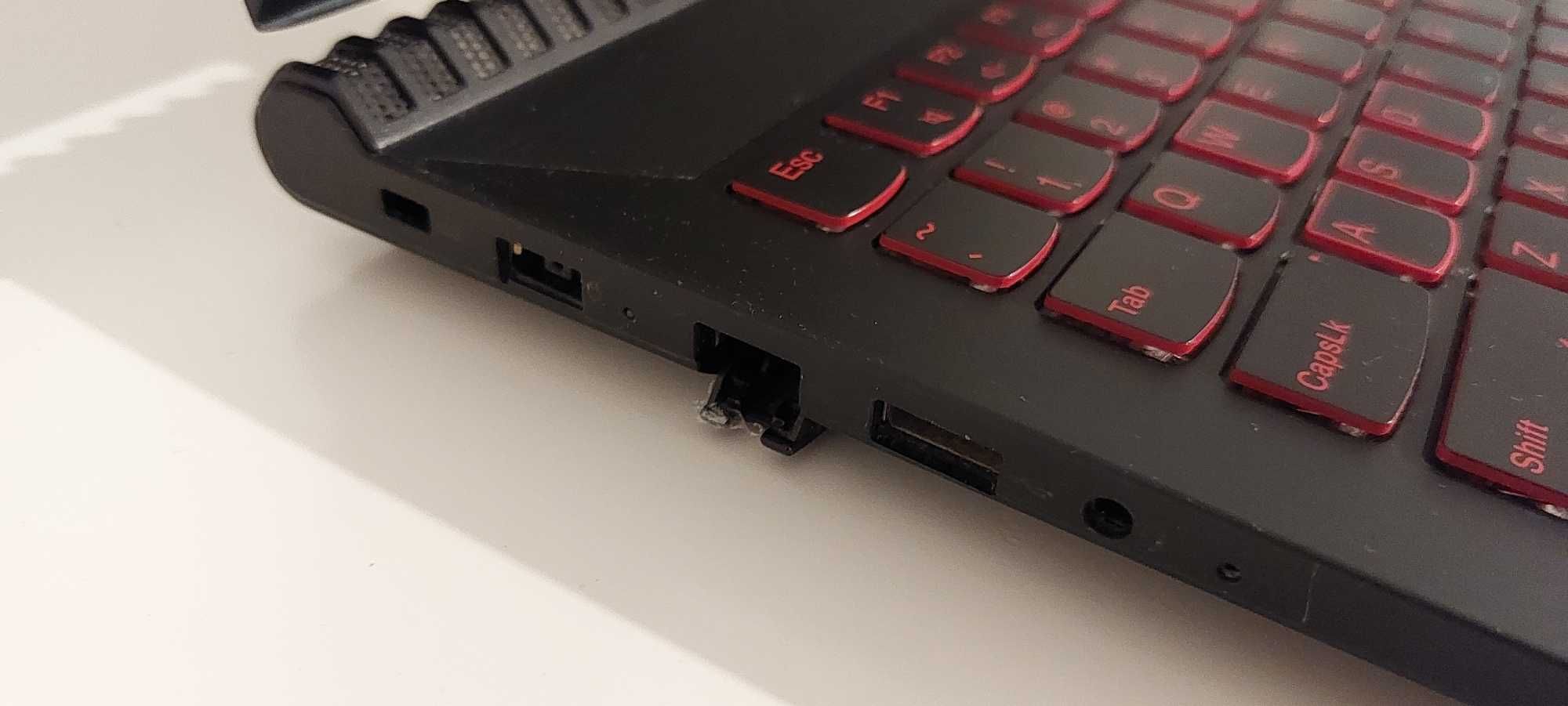 Laptop Lenovo Legion Y520-15 i7-7700HQ/32GB/480+1000GTX1050Ti defekty
