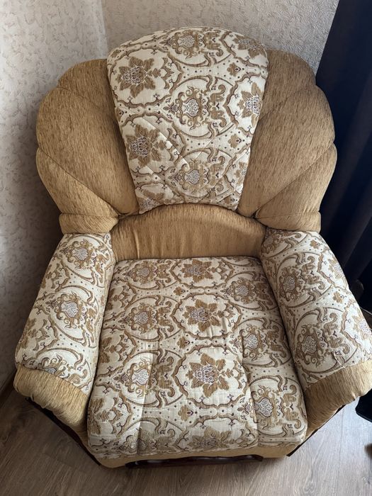 Продаю комплект: диван + 2 крісла