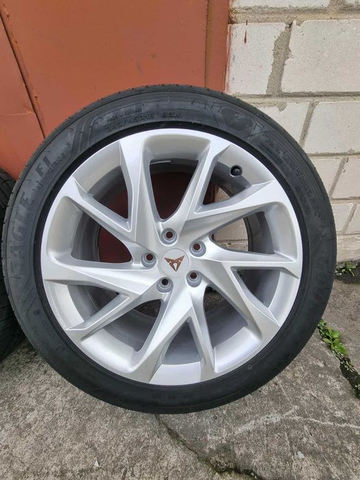 Sprzedamy komplet opon + felgi 245/45/R18