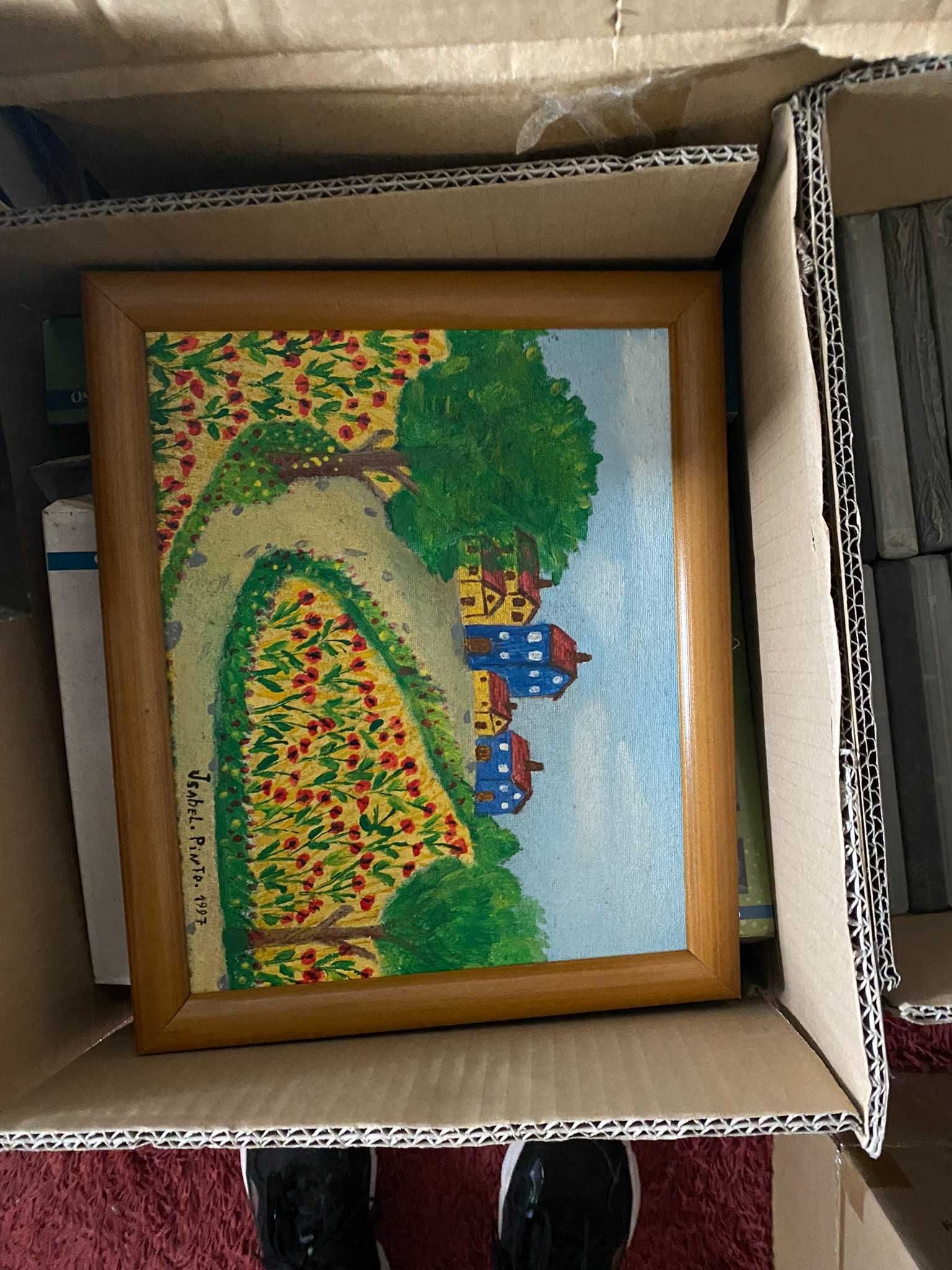 quadro pequeno com casa e jardim com flores