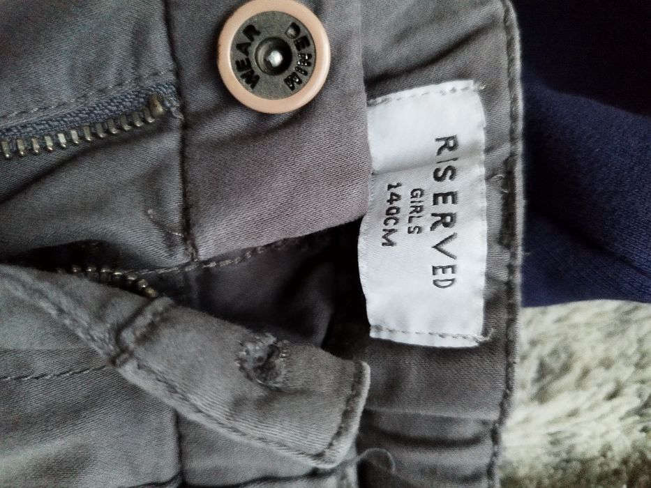 Zestaw ubrań w rozmiarze 134/140 cm.