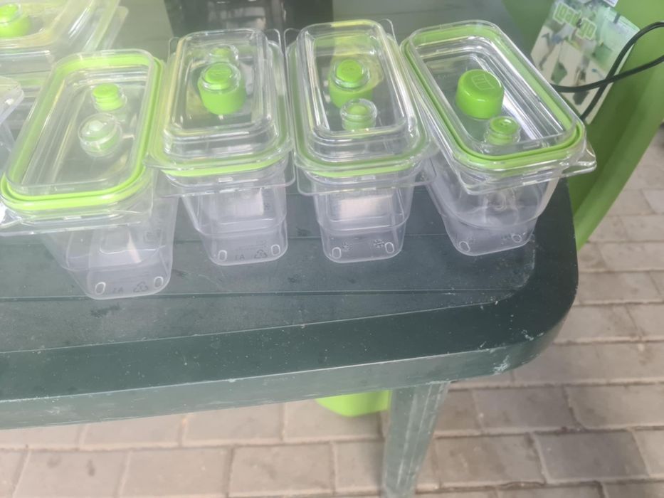 Food saver z pojemnikami próżniowymi