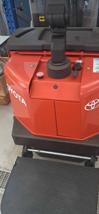 Stacker Empilhador Toyota com Plataforma