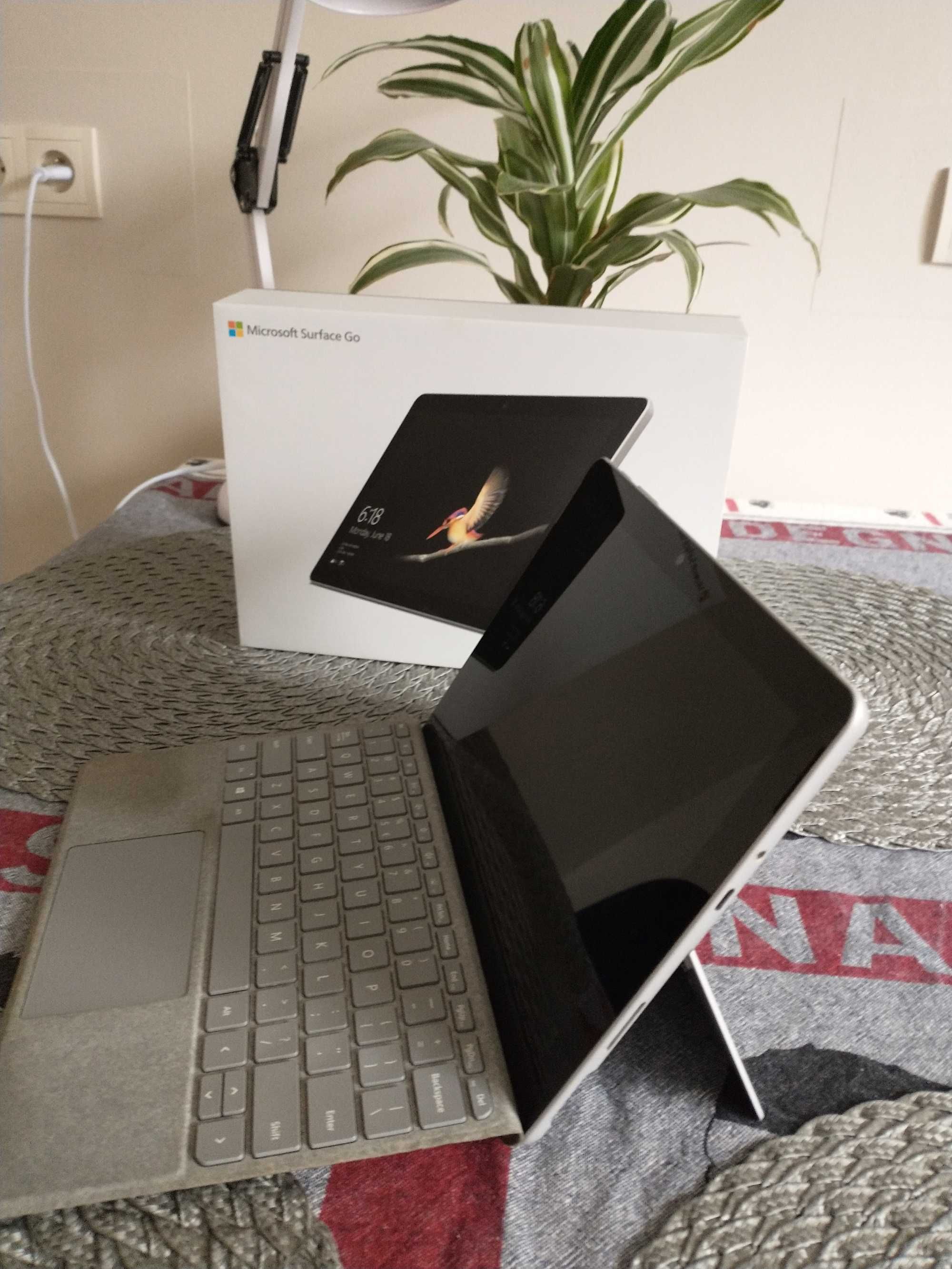 Tablet/laptop Microsoft Surface Go z klawiatura Alcantara