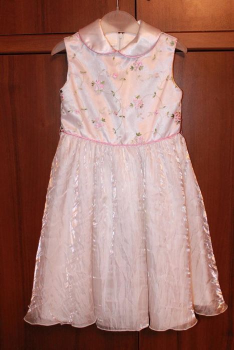 Нарядное белое платье с вышивкой и розовым болеро на любой праздник