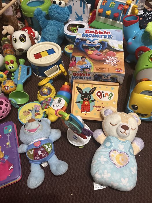 крупный план разбросанных детских игрушек.