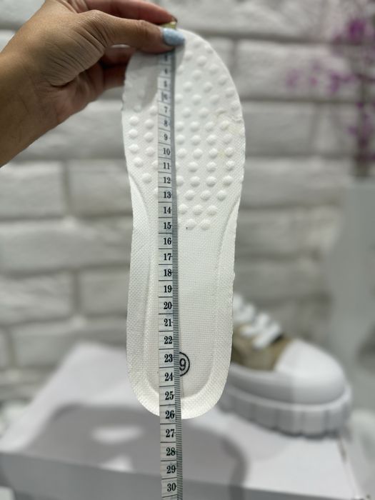 Buty bezowo-biale na wyzszej podeszwie