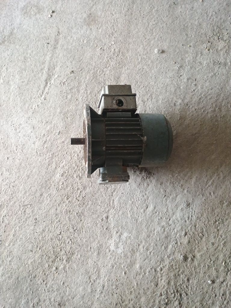 Silnik do pompy pionowej