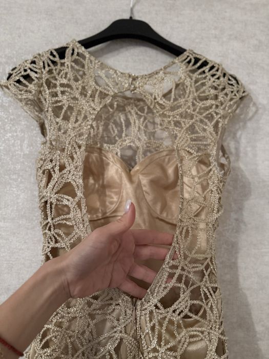 Шикарна сукня кольору шампань (золото) з відкритою спинкою
