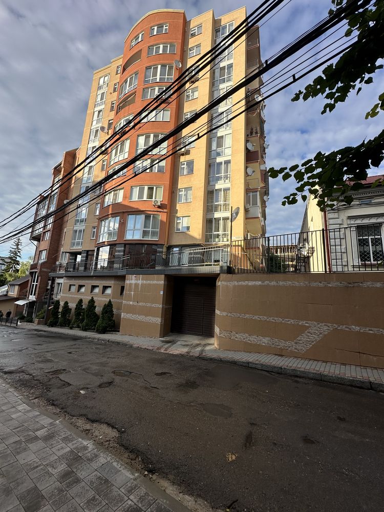 Продам паркінг на вул. Барвінського 2