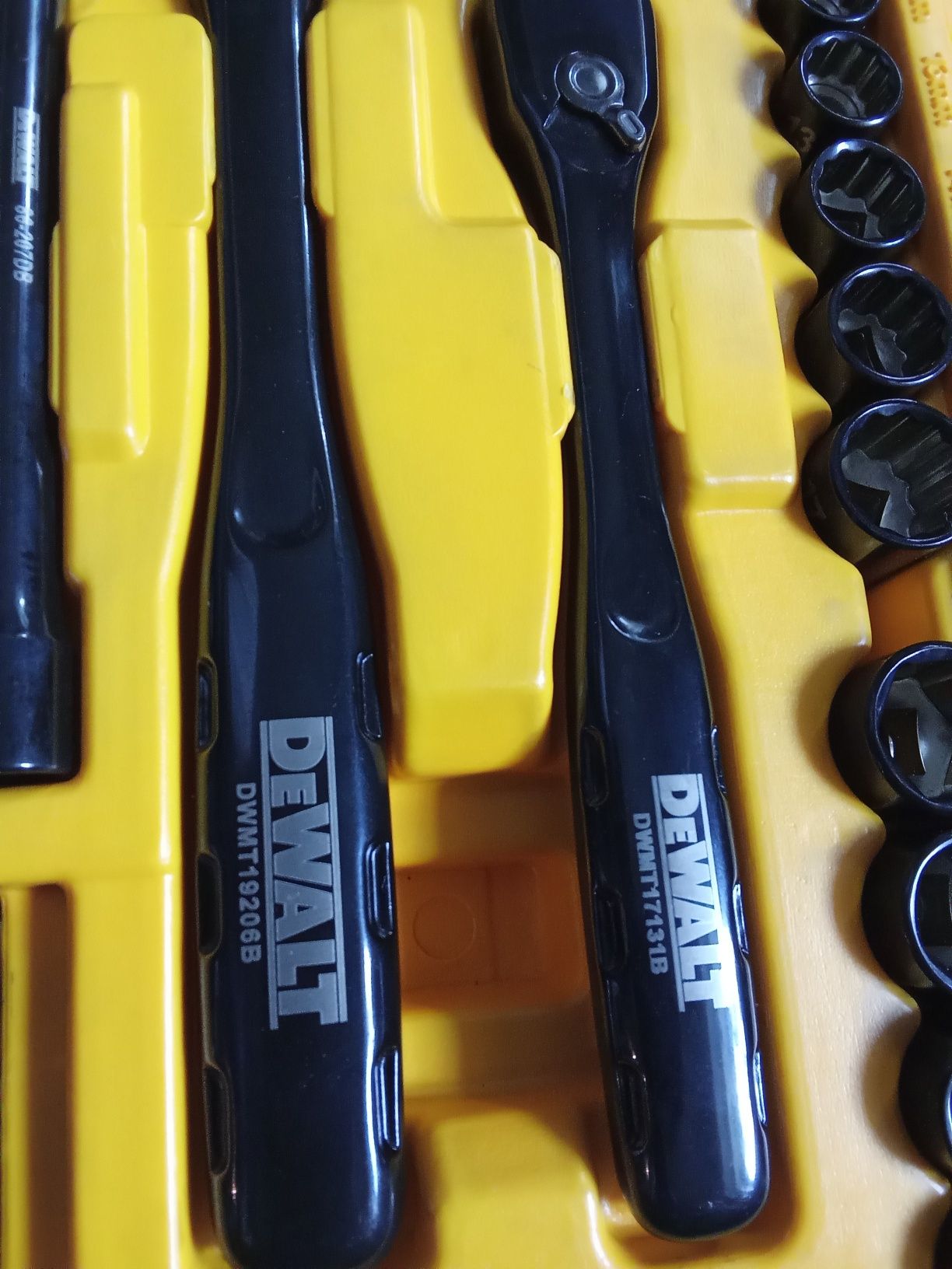 Klucze nasadowe profesjonalne DeWalt 1/4" 3/8" 1/2" zestaw walizka