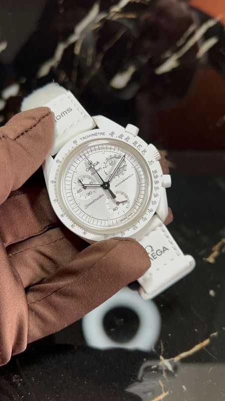 Zegarek Omega Swatch Snoopy SO33W700 – Biała Elegancja