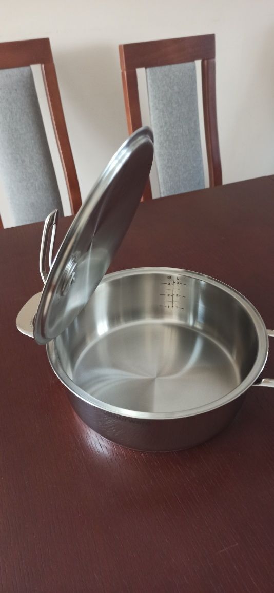 Garnek firmy tupperware