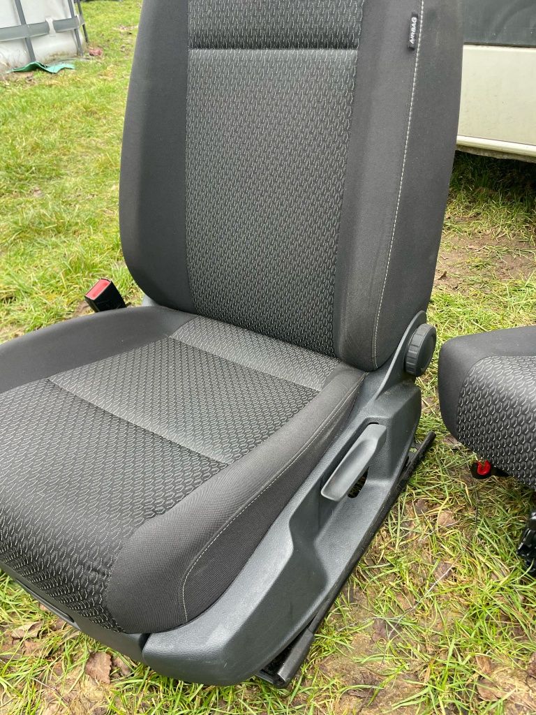 Komplet foteli VW caddy 4 15-20 Grzane boczki