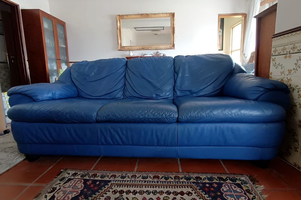 Sofá em pele Divani&Divani azul
três lugares (senta 4)