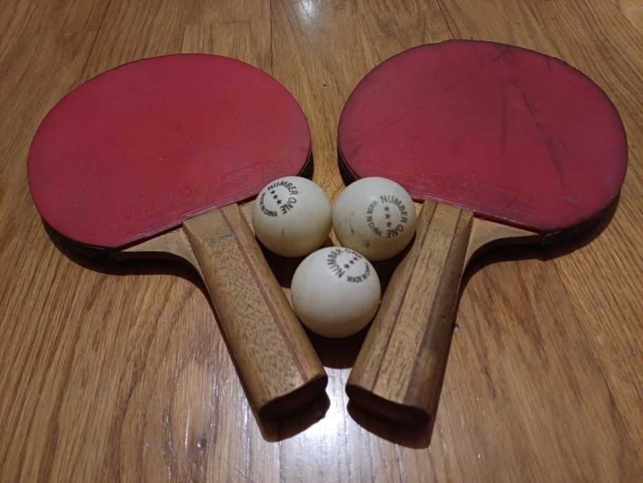 2 raquetes de ping-pong + 3 bolas