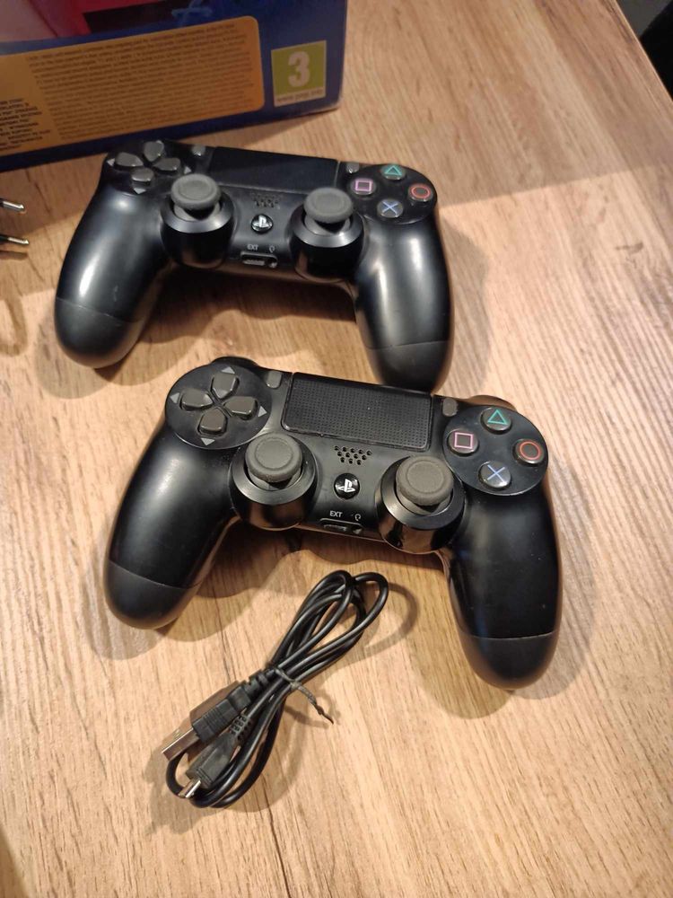 Konsola PS4, dwa pady