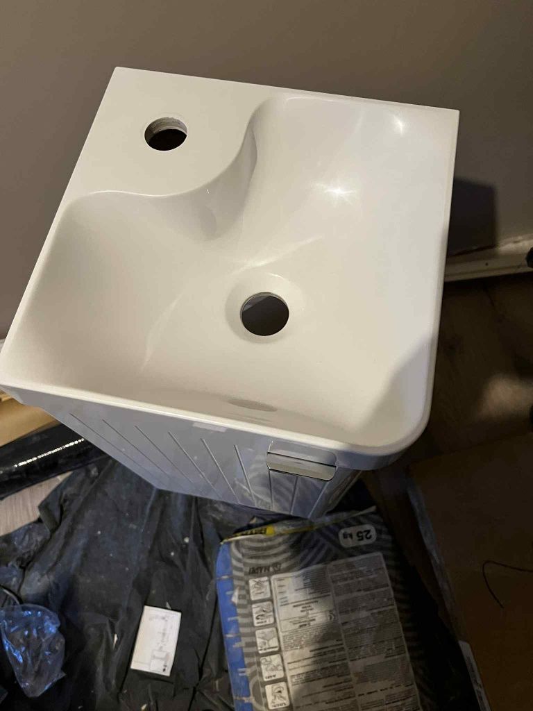 Szafka narożna z umywalką Mirano Listrado wisząca 30 cm biała