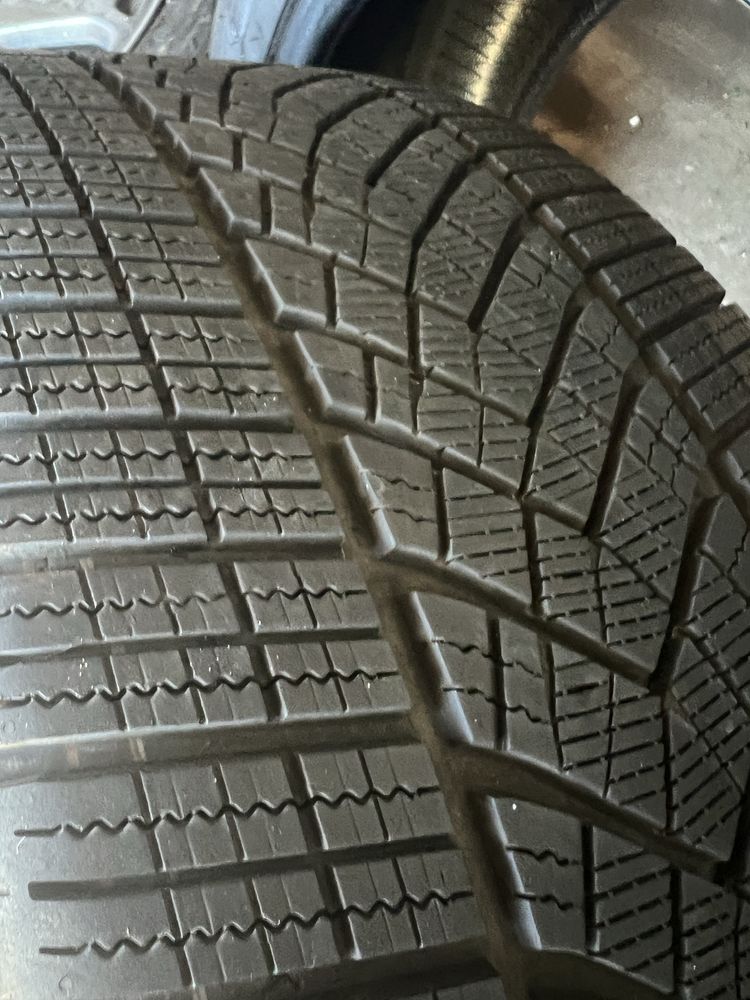 Зимова гума GoodYear Ultragrip 8 Performance 285/45 R20 (коплект 4)