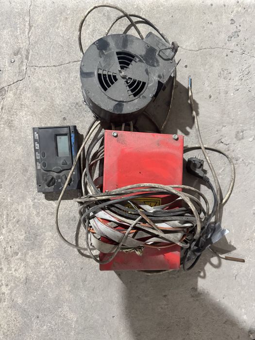 Podajnik do pieca na ekogroszek z zasobnikiem i sterownikiem