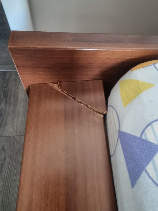 Mobília de quarto com umas marcas ou outras