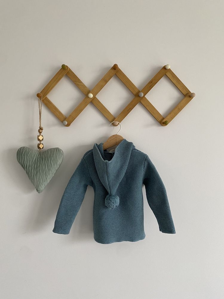 Sweter puri 68 turkusowy na guziki kaptur pomponik jak newbie