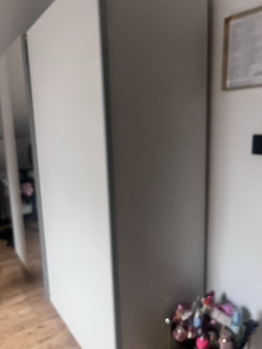 Biała szafa z lustrem